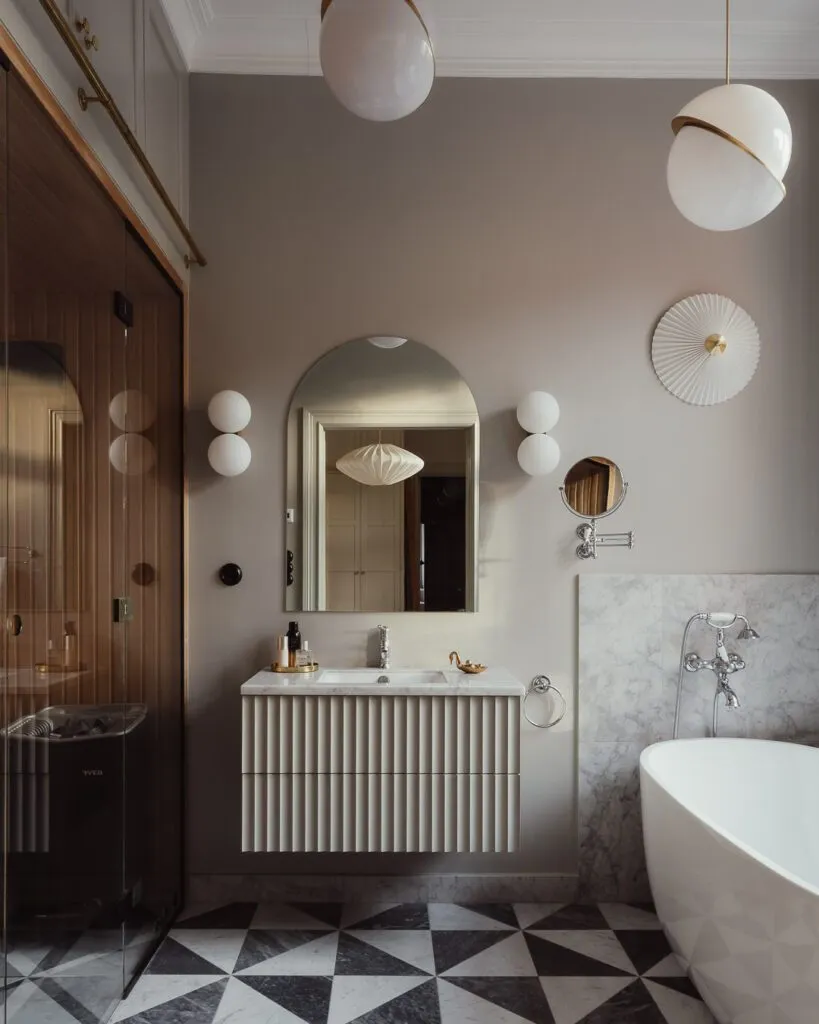 Badrumsrenovering i sekelskifteslägenhet med bastu, marmor och mönstrat golv