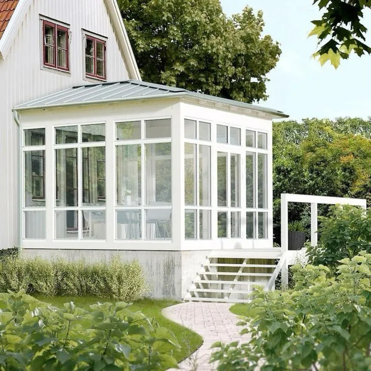 Orangeri byggt i anslutning till villa med spröjsade fönsterpartier