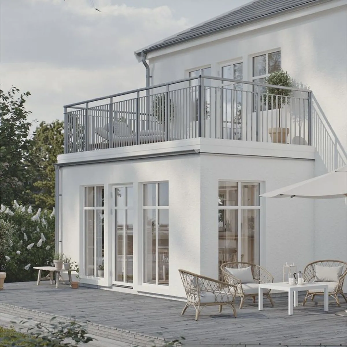 Ny balkong med räcke och spröjsade dörrpartier på villa