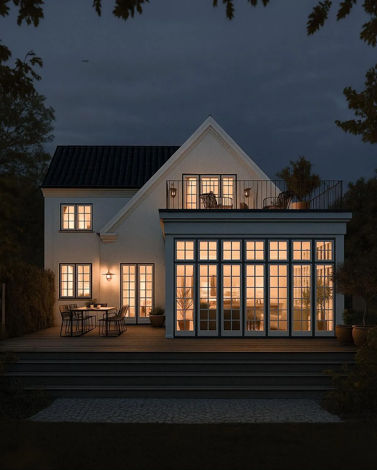 Tillbyggnad med spröjsade glaspartier och takterrass, upplyst i skymning