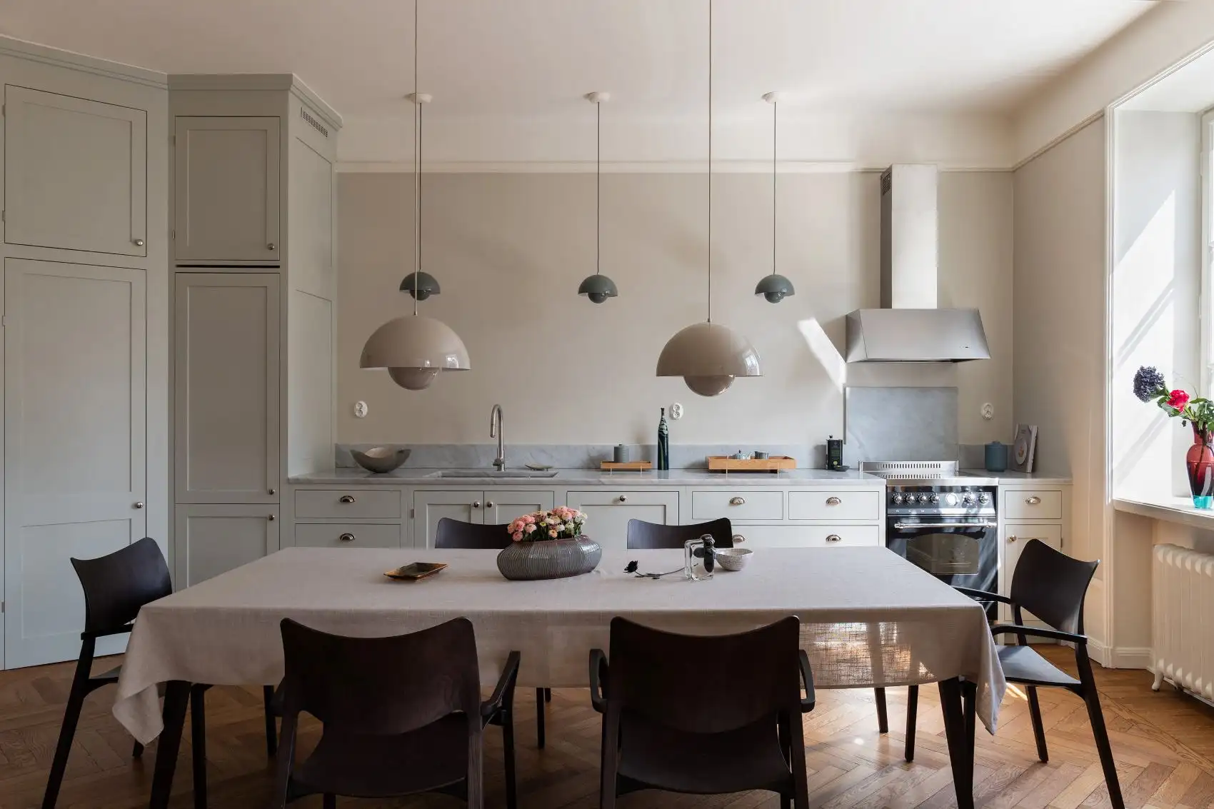 Totalrenovering i Vasastan – nytt kök med marmorbänkskiva och matplats, Novinbygg AB